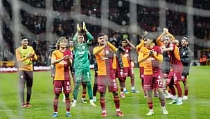 Maç sonu taraftarla kutlama