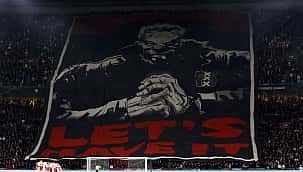 Ajax tribünlerinden geceye damga vuran pankart!