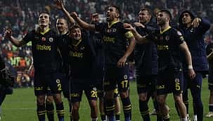 Maç sonu taraftarla kutlama