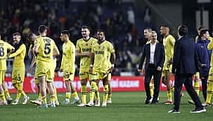 Fenerbahçe maç sonu zaferi taraftarıyla kutladı!