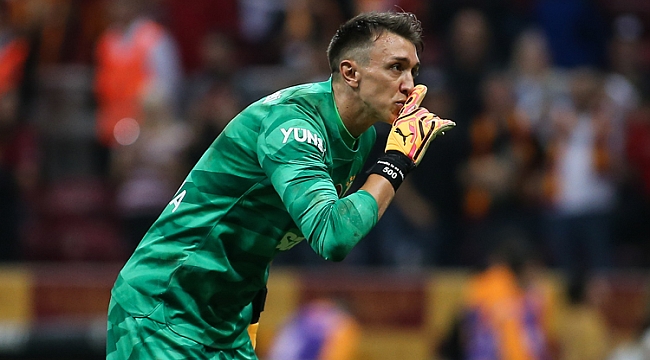 Muslera imzayı atıyor