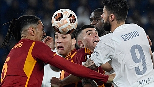 Roma 10 kişiyle yarı finalde