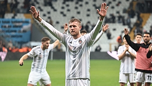 90+7'de golü attı, maç sonu taraftara üçlü çektirdi!