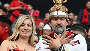 Arnavut taraftarlardan şov!
