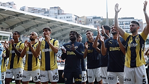 Fenerbahçe maç sonunda taraftarıyla kutlama yaptı!