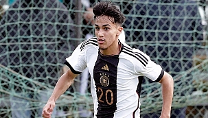 3 büyükler, 16 yaşındaki yıldızın genç peşine düştü!