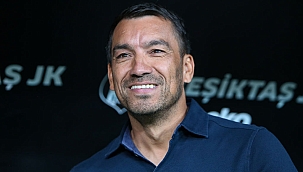 Van Bronckhorst, şampiyon hocaları da geride bıraktı!