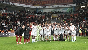 Galatasaray kritik zaferi taraftarının yanında kutladı