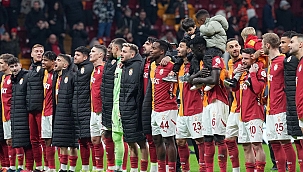 Galatasaray galibiyeti taraftarıyla böyle kutladı