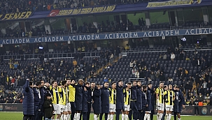 Fenerbahçe maç sonu zaferi taraftarıyla kutladı! O anlar