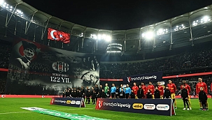 Beşiktaş taraftarından maç öncesi muhteşem bir şov