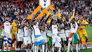 Tottenham tam 17 yıl sonra gelen kupayı böyle kutladı!