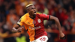 Osimhen Napoli'ye rest çekti