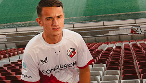 Wesley Sneijder'in oğlu 3 yıllık imzayı attı