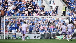 Everton yeni stadında kazandı