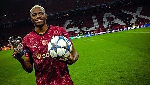 Osimhen maç sonu topu aldı, pozunu verdi! O anlar