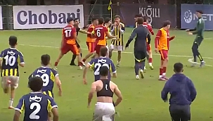 U19 derbisinde ortalık karıştı! Rakibine yumruk...