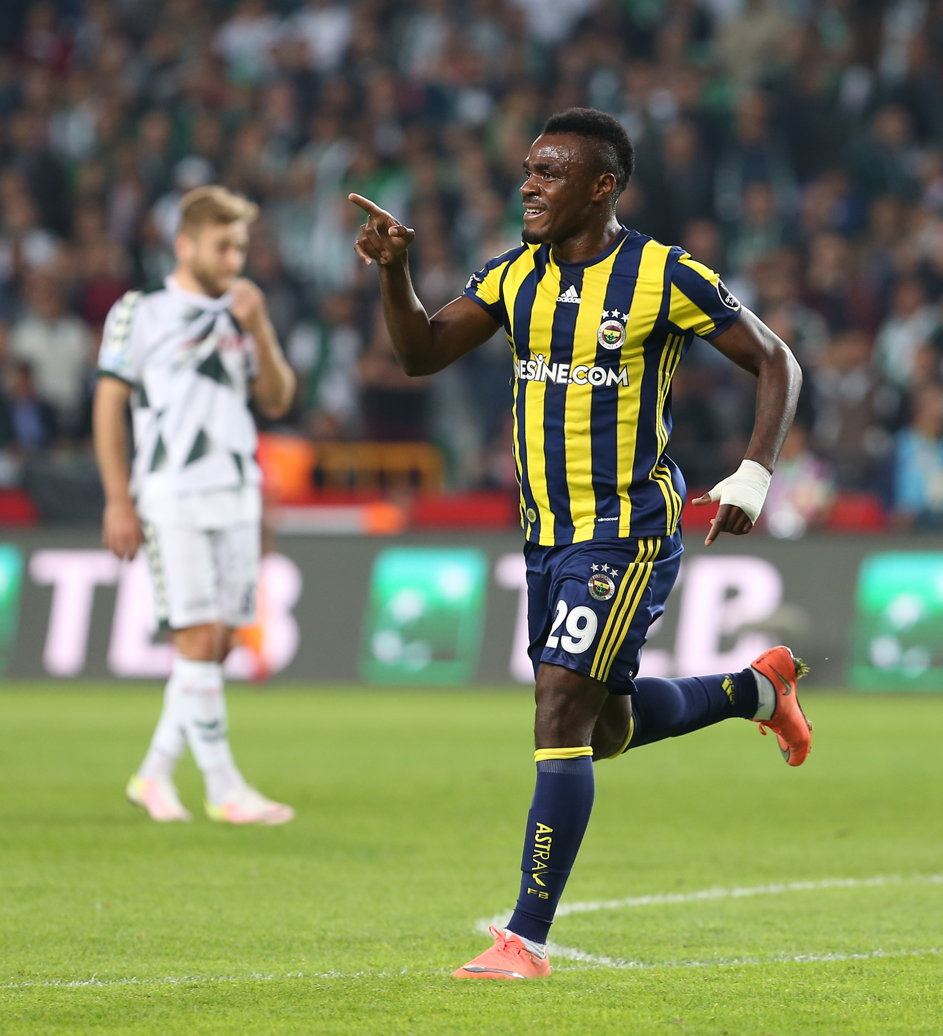 Emenike 11 metreden vurdu