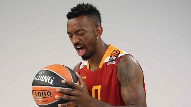 Russ Smith'le ipler kopuyor