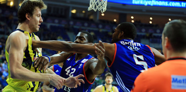 Vesely ile Brown birbirine girdi