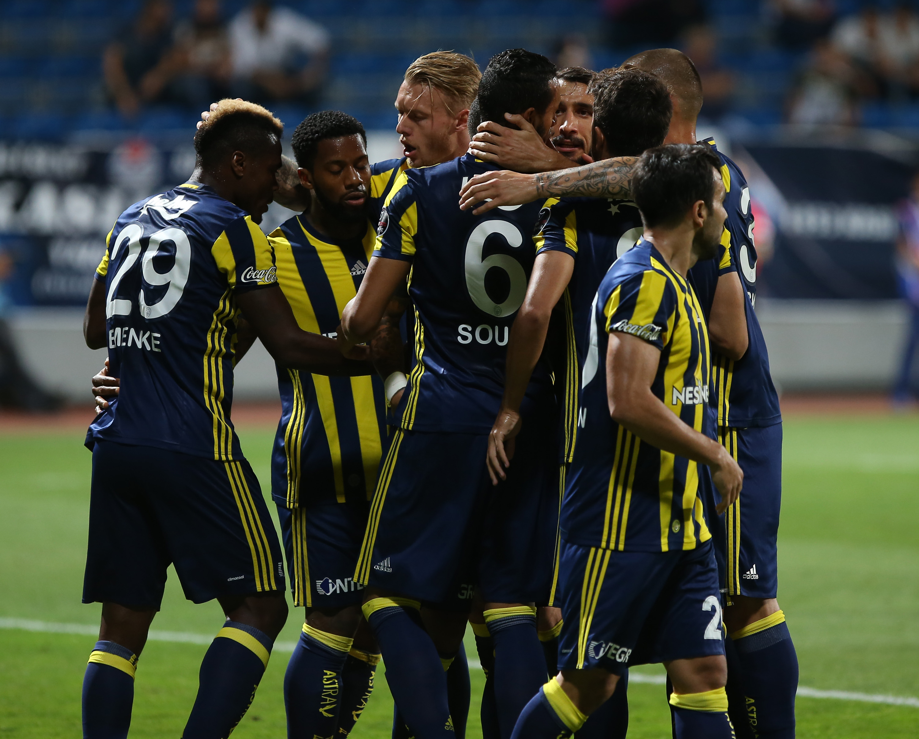 Forvet yine Volkan-Emenike-Lens