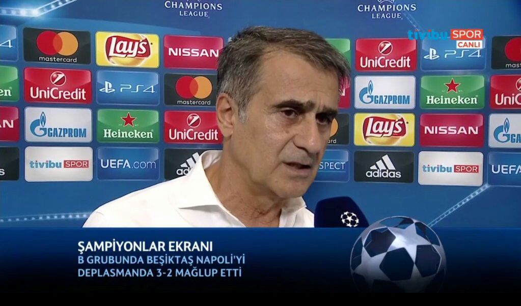 Futbol sahada oynanır