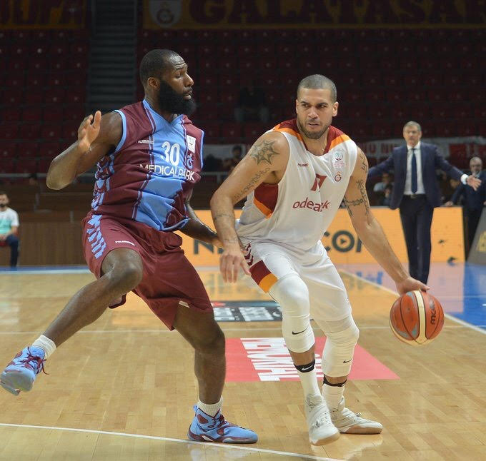 Galatasaray Trabzonspor'u zor geçti