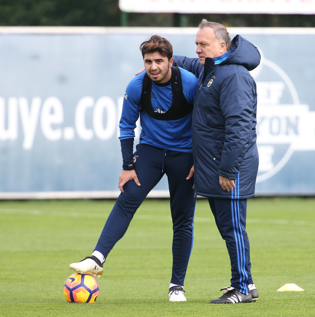 Advocaat derbiye özel onbir hazırlıyor