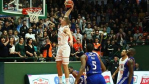Banvit A.Efes'i devirdi, lider oldu: 69-68