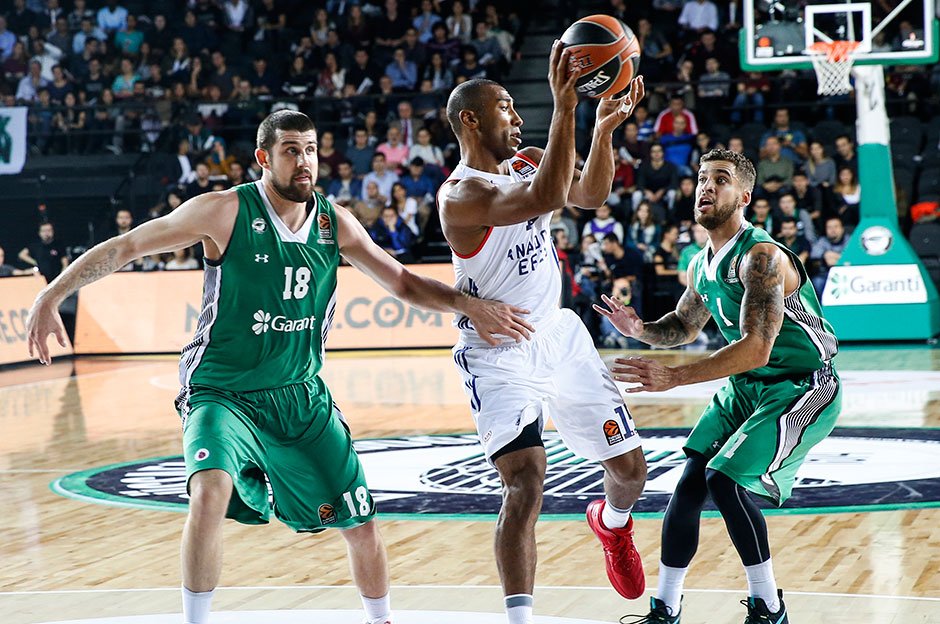 İlk derbi Anadolu Efes'in: 79-84