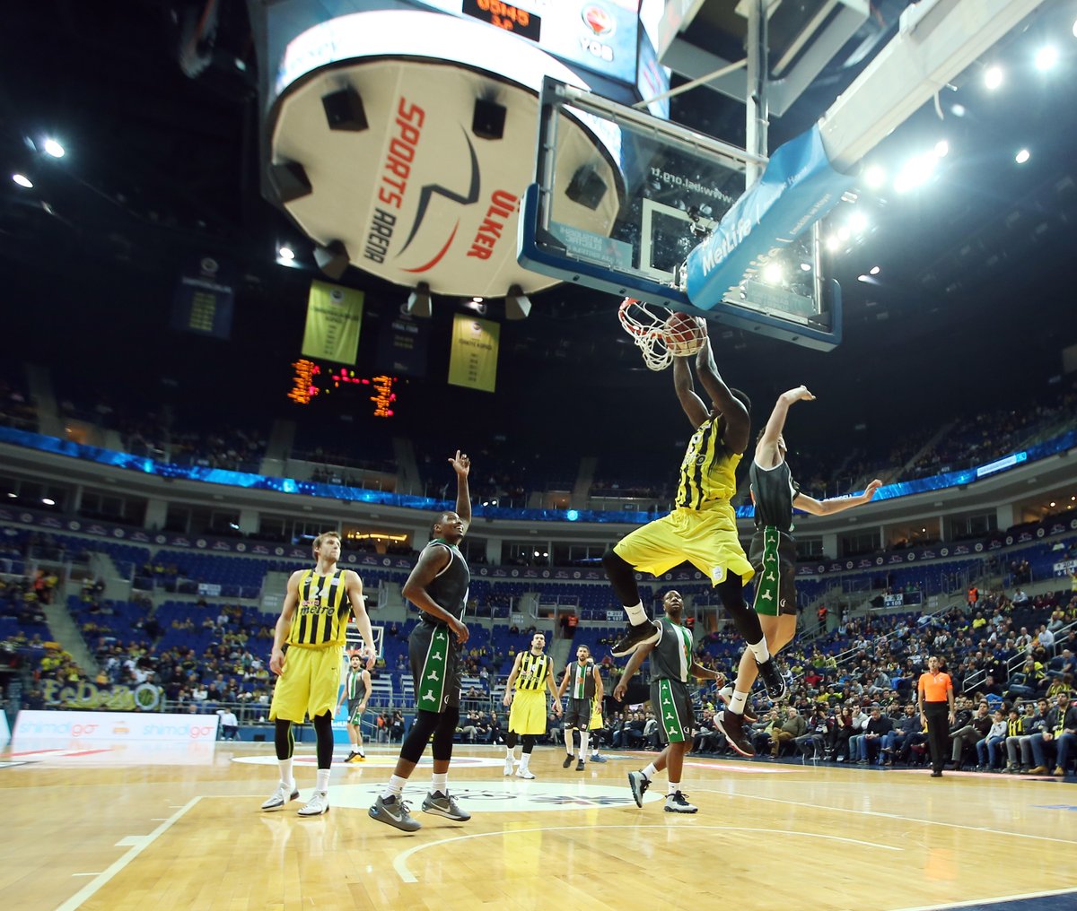 Fenerbahçe işi ikinci yarıda bitirdi: 76-65