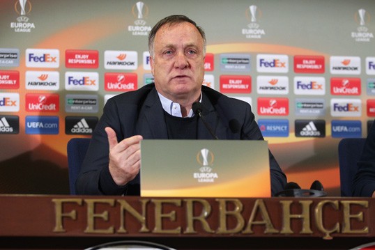Advocaat: Fenerbahçe dolu statta farklı