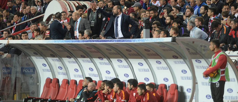 Hakem, Tudor'u tribüne gönderdi