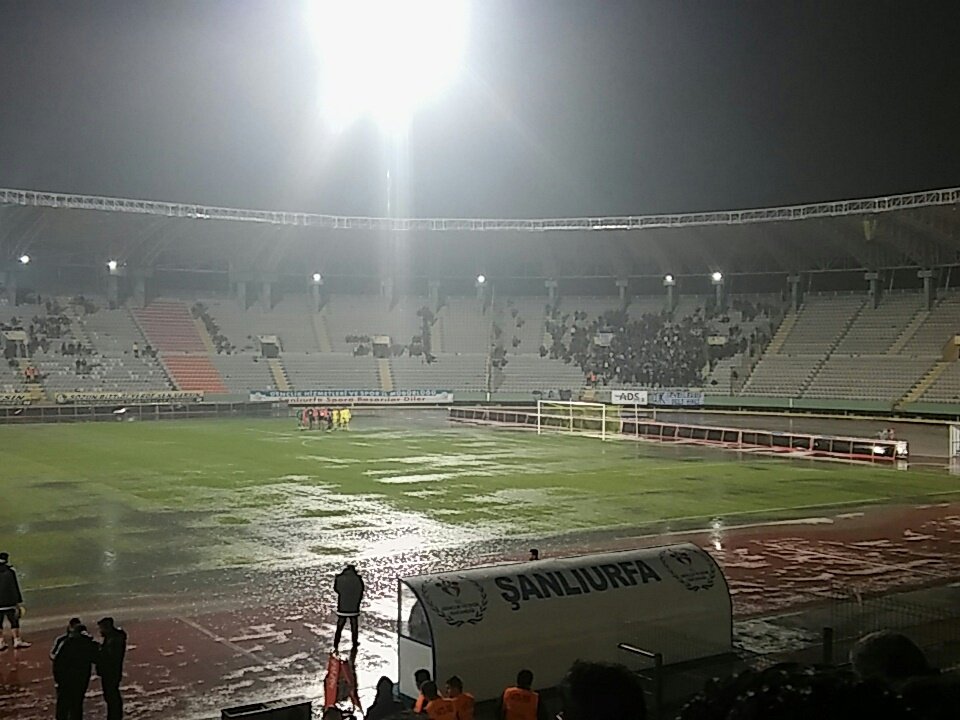 Şanlıurfa - Adana Demirspor maçı tatil edildi
