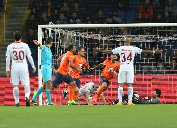 Başakşehir turladı, Galatasaray havlu attı!