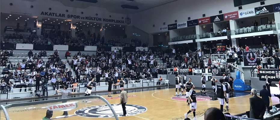 Beşiktaş-Karşıyaka maçına ara verildi