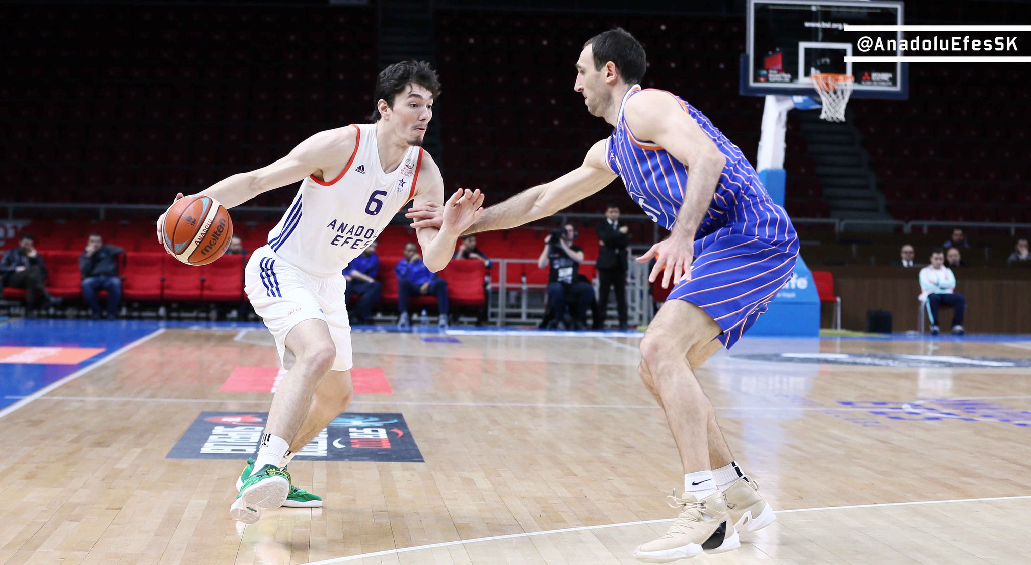 Anadolu Efes zirveyi bırakmıyor