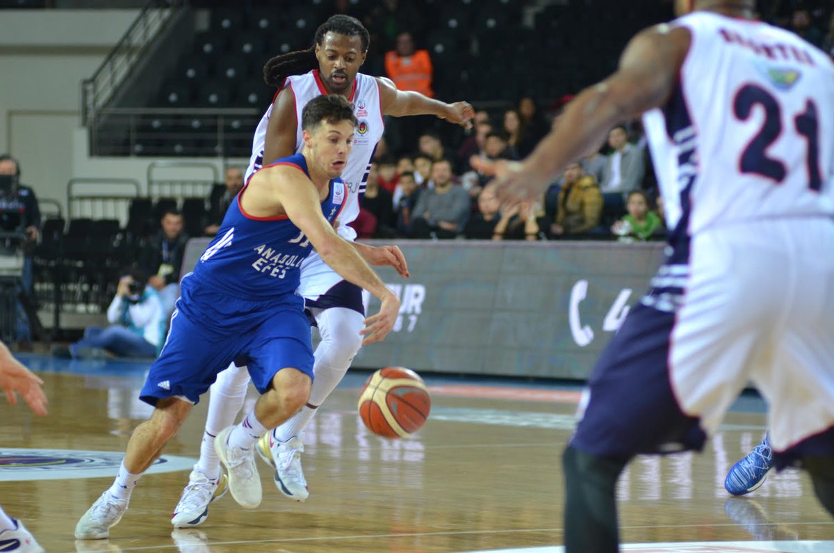Anadolu Efes saliselerle: 74-72