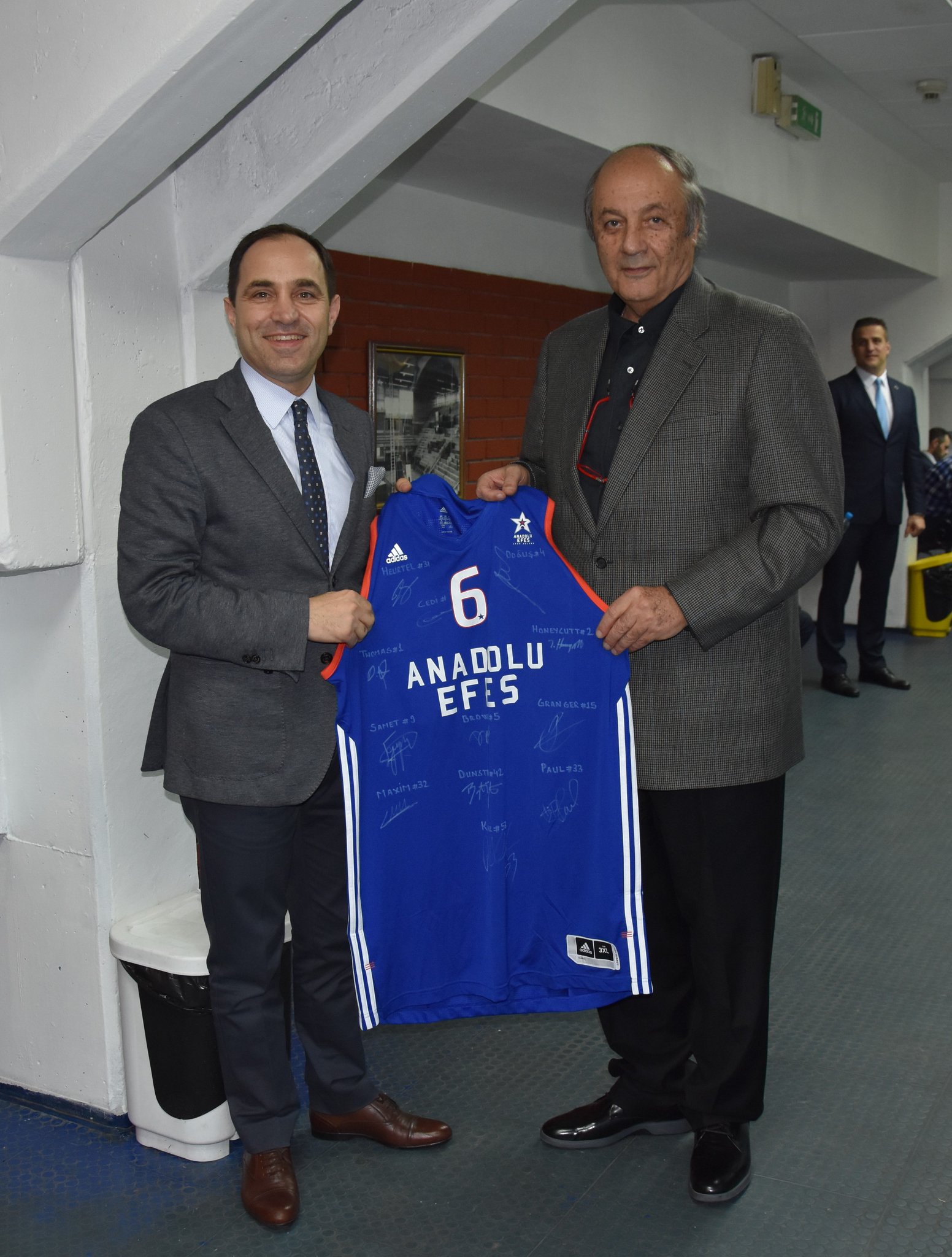 Büyükelçi'ye Anadolu Efes forması!