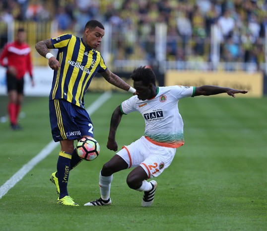 Emenike ve van der Wiel'i hırs bastı
