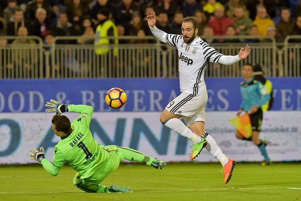 Juventus Higuain ile güldü