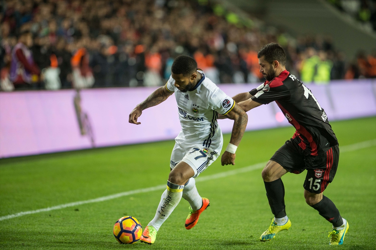 Lens: Özgüven eksikliği yaşıyoruz