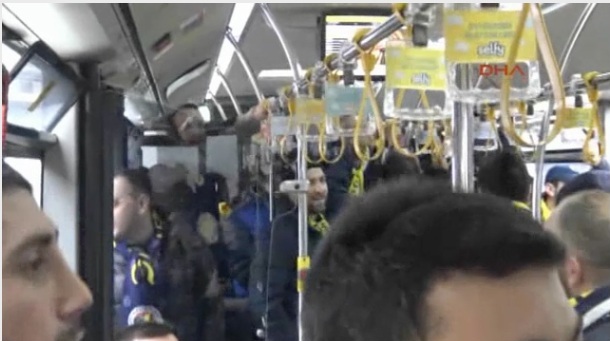 Taraftar otobüsü tribüne çevirdi