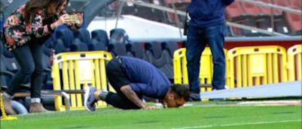 Dani Alves, Camp Nou'nun çimlerini öptü