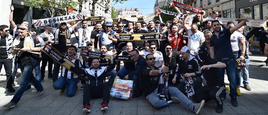 Lyon sokakları Beşiktaş marşlarıyla inledi