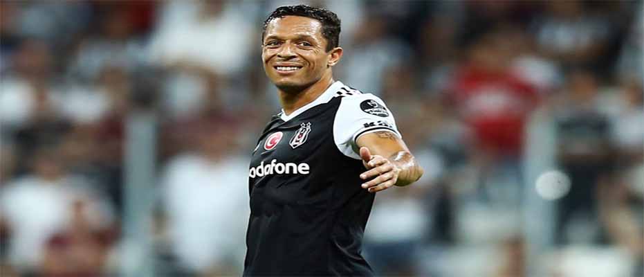 Beşiktaş'a Adriano müjdesi