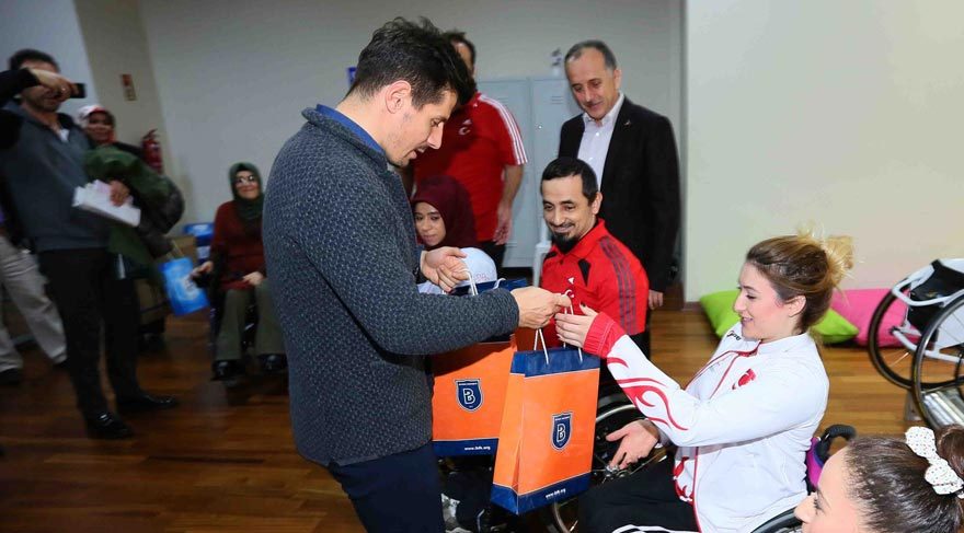Emre Belözoğlu, engelli sporcularla bir araya geldi