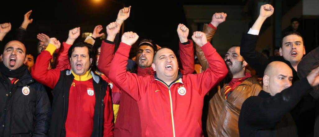Galatasaray taraftarı Florya'yı bastı