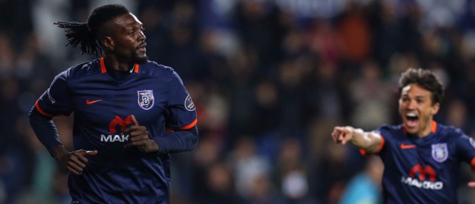 Emmanuel Adebayor atmaya devam ediyor