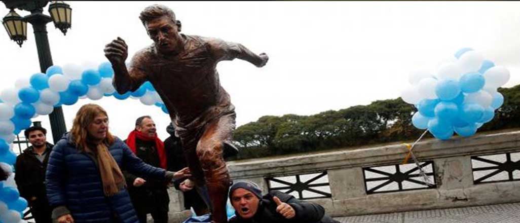 Messi'nin heykeline saldırdılar